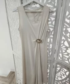 Vestido midi beige sin mangas, de escote redondo y corte recto con frunce lateral