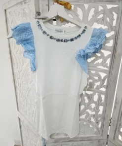 Camiseta blanca con volantes celeste de encaje calado y pedrería en el escote