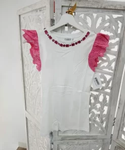 Camiseta blanca volantes fucsia con encaje calado en las mangas y pedrería en el escote redondo