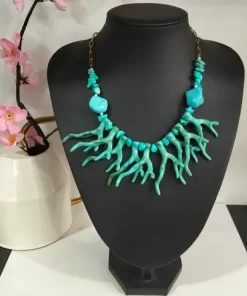 Collar de corales turquesas formado por piedras y ramas de coral en tonos azules verdosos