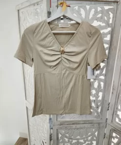 Camiseta beige frunce mujer con escote en pico, manga corta y aplique decorativo sobre los pliegues