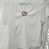 Camiseta blanca broche dorado con escote en pico y manga corta en algodón con elastán