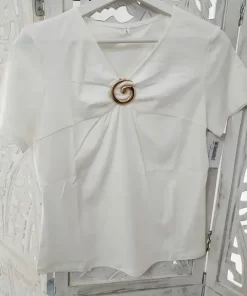 Camiseta blanca broche dorado con escote en pico y manga corta en algodón con elastán