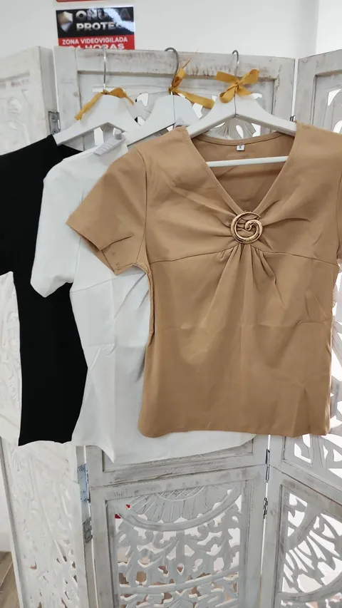 CAMISETA BLANCA CON BROCHE DORADO M.CM-BLANCA 3 754949032 1473966801412016 5159616225581924259 n