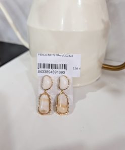 Pendientes piedra blanco roto de forma ovalada con borde dorado y cierre a presión