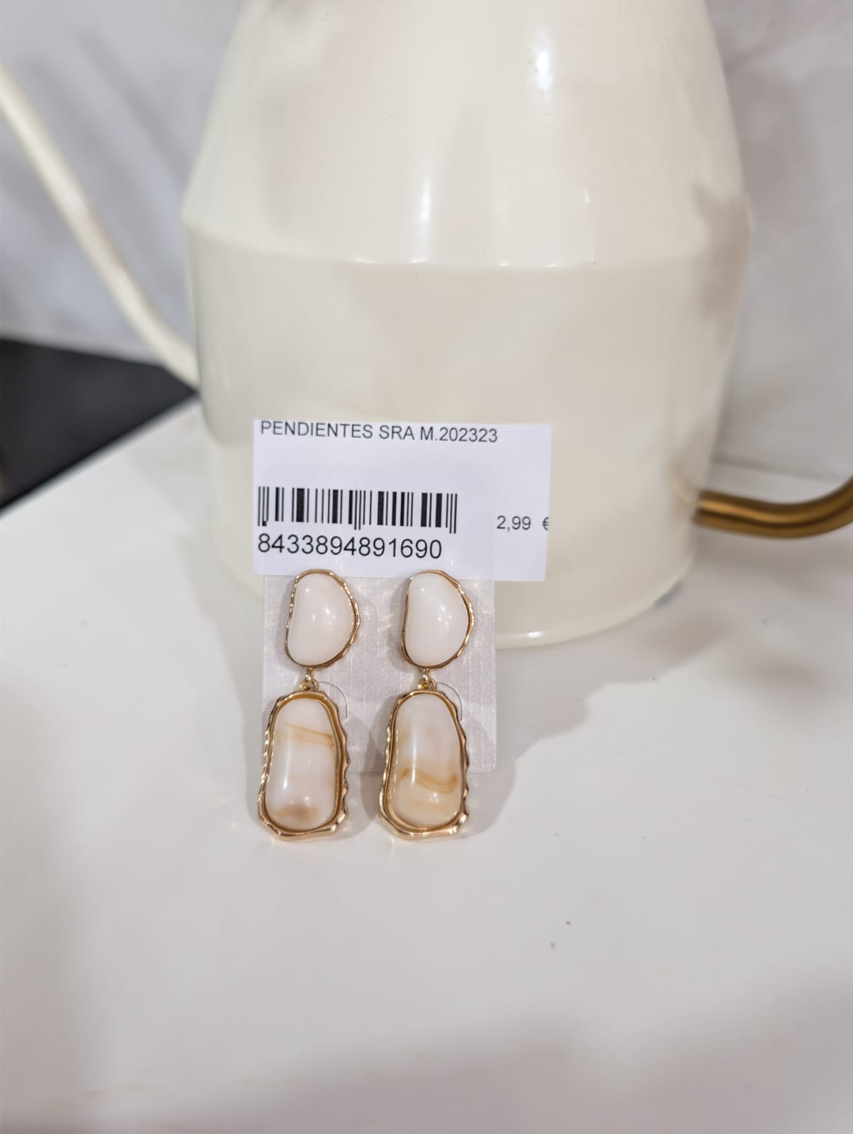 PENDIENTES DE PIEDRAS BLANCO ROTO M.PO/BR 1 Pendientes piedra blanco roto de forma ovalada con borde dorado y cierre a presión