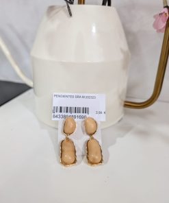 Pendientes piedra ovalada beige rematados en dorado, con tuerca a presión y forma alargada