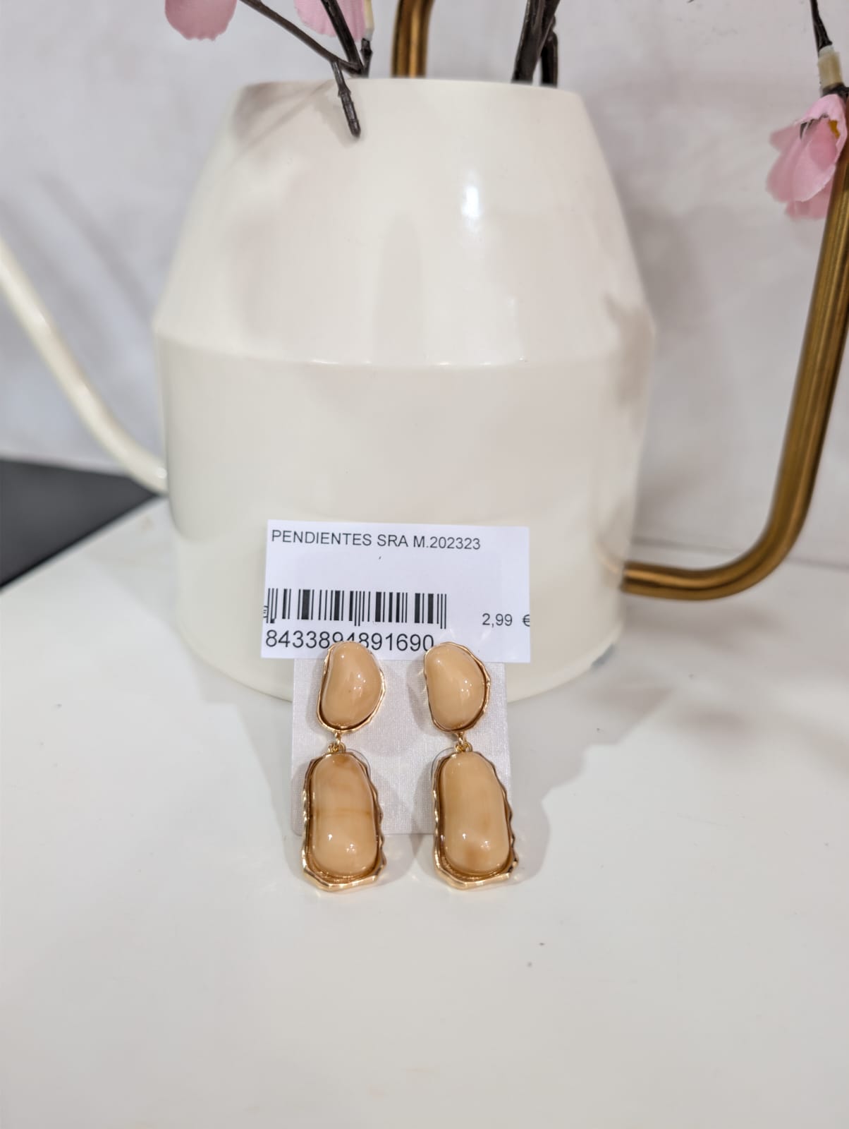PENDIENTES DE PIEDRAS BEIGE M.PO/B 1 Pendientes piedra ovalada beige rematados en dorado, con tuerca a presión y forma alargada