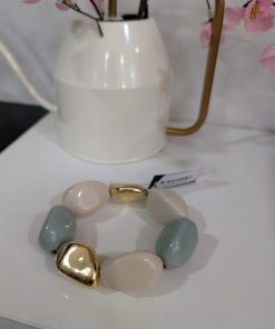 Pulsera de cuentas gris azulado con piezas irregulares lisas y un remate dorado texturizado