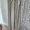 Pantalón bombacho rayas negro con cintura elástica y cordón, estampado vertical en beige, negro y marrón