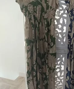 Vestido largo verde oliva con estampado botánico en marrón y beige, escote de pico y manga corta