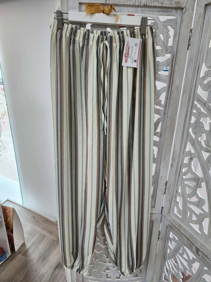PANTALÓN BOMBACHO ESTAMPADO RAYAS VERTICALES NEGRO M.PE-NGR 1 Pantalón bombacho rayas negro con cintura elástica y cordón, estampado vertical en beige, negro y marrón