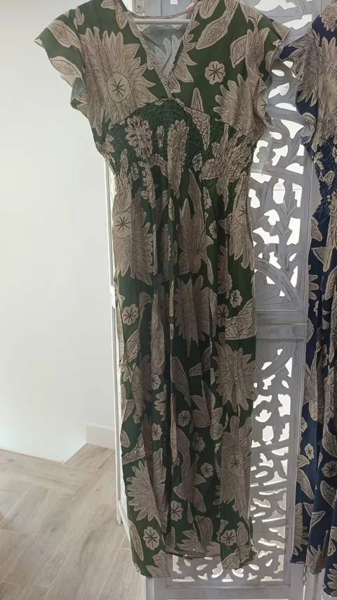 VESTIDO LARGO VERDE OLIVA ESTAMPADO BOTÁNICO M.VL-VO 1 Vestido largo verde oliva con estampado botánico en marrón y beige, escote de pico y manga corta