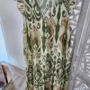 VESTIDO MIDI VERDE OLIVA ESTAMPADO ESTILO IKAT M.VM-IK 8 Vestido midi estampado ikat en verde oliva, beige y marrón, con botones de madera en el escote