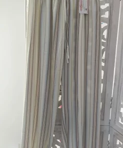Pantalón bombacho marrón chocolate con rayas verticales en beige, gris y azul claro, talla única