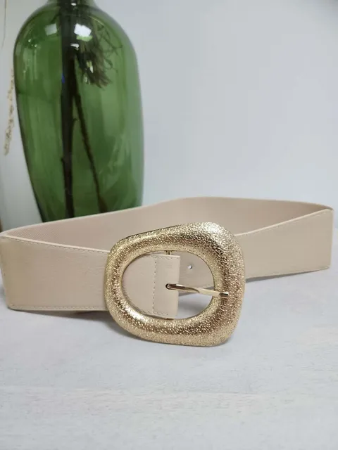 CINTURÓN ELÁSTICO CON HEBILLA OVALADA DORADA M.002-BEIGE 1 Cinturón elástico beige con hebilla ovalada dorada y cierre de pasador