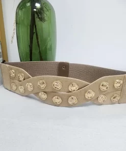 Cinturón ancho color arena de antelina con tiras cruzadas y tachuelas doradas