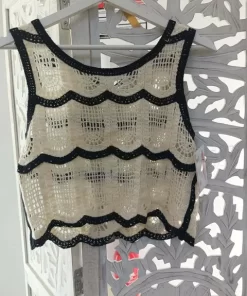 Top crochet rayas negras en tono crema con ribetes oscuros en cuello y sisas