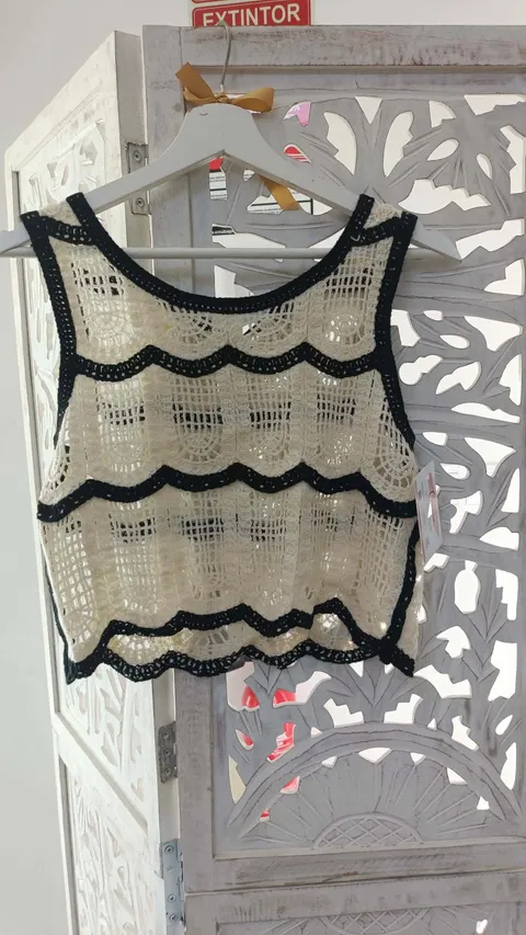 TOP CROCHET CREMA CON RAYAS NEGRAS M.CR2/NE 1 Top crochet rayas negras en tono crema con ribetes oscuros en cuello y sisas