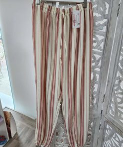 Pantalón bombacho rojo granate con rayas verticales en beige y marrón y cintura elástica ajustable