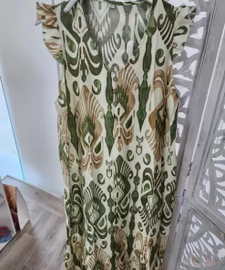 Vestido midi estampado ikat en verde oliva, beige y marrón, con botones de madera en el escote