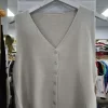 Chaqueta de punto beige claro sin mangas, con escote en pico y cierre de botones