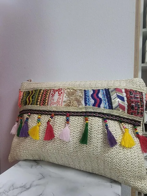 BOLSO RAFIA BEIGE CON FLECOS MULTICOLOR M.RBF 1 Bolso de rafia con flecos multicolor, banda de retazos bordados y cadena beige claro