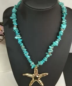 Collar turquesa con estrella de mar dorada como pieza central