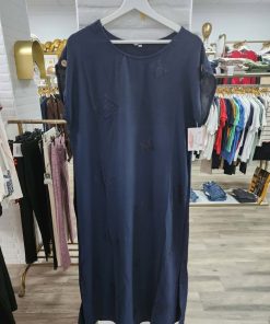 Vestido largo geométrico azul marino con las formas en relieve a tono, cuello redondo y manga corta