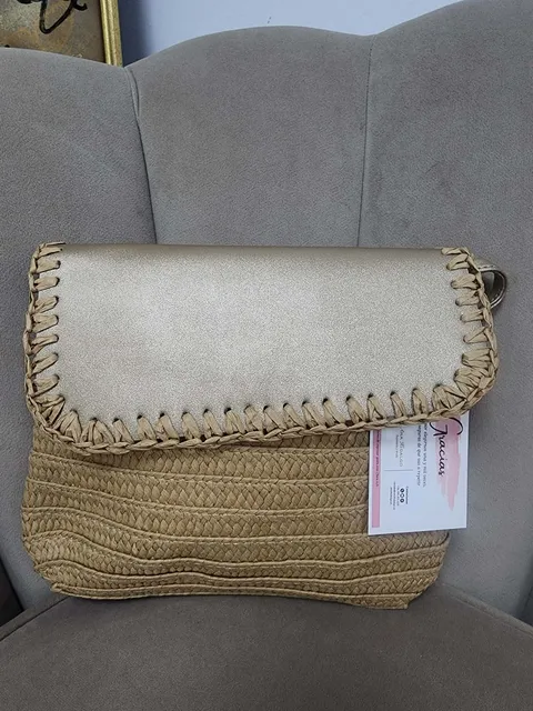 BOLSO DE RAFIA CON SOLAPA DORADA M.BOL/RD33 1 Bolso de rafia dorado con solapa y asa larga a juego, con cierre de cremallera