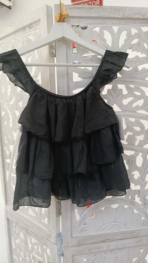 TOP FLUIDO DE TIRANTAS NEGRO M.TOP-FN 1 Top negro de volantes escalonados con escote redondo amplio y tirantes anchos en talla única