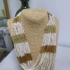 Collar maxi babero blanco roto con hileras de cuentas y piezas tubulares de metal dorado