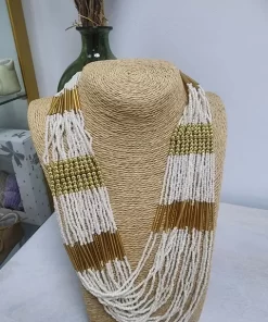 COLLAR MAXI EN TONO BLANCO ROTO Y DORADO M.MAXI-BYD