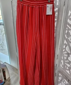 Pantalón palazzo rojo de rayas rosas con pernera ancha y cintura elástica alta