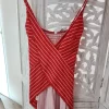 TOP CORTO ROJO CRUZADO AL FRENTE ESTAMPADO DE RAYAS M.EST-RAR 7 Mono corto rojo de rayas rosas con escote cruzado y espalda fruncida