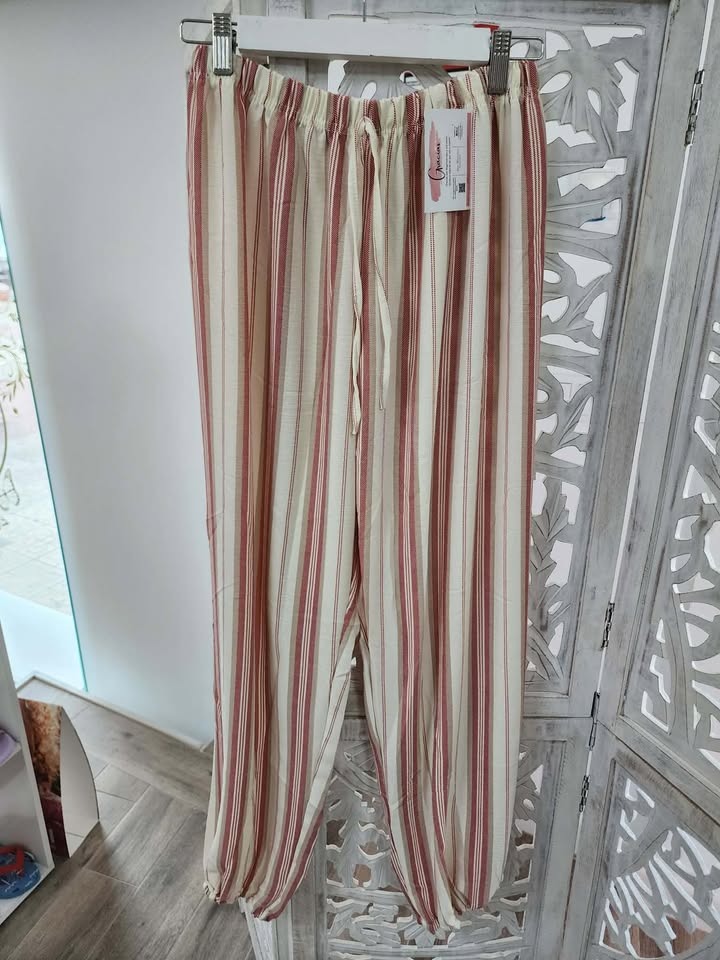PANTALÓN BOMBACHO ESTAMPADO RAYAS VERTICALES ROJO GRANATE M.PE-RG 1 Pantalón bombacho rojo granate con rayas verticales en beige y marrón y cintura elástica ajustable