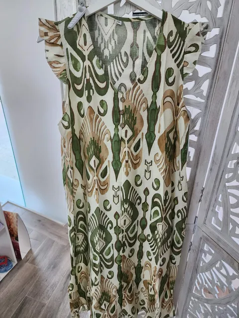 VESTIDO MIDI VERDE OLIVA ESTAMPADO ESTILO IKAT M.VM-IK 1 Vestido midi estampado ikat en verde oliva, beige y marrón, con botones de madera en el escote