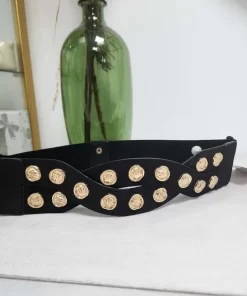 Cinturón negro con tachuelas doradas y dos bandas cruzadas de antelina