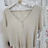 CHAQUETA PUNTO FINO BEIGE M.GBI 5 Chaqueta beige manga corta de punto fino con cuello en uve y botones delanteros