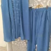 Conjunto dos piezas celeste con blusa abierta de estampado geométrico y pantalón de cintura elástica