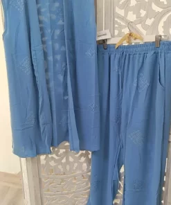 Conjunto dos piezas celeste con blusa abierta de estampado geométrico y pantalón de cintura elástica