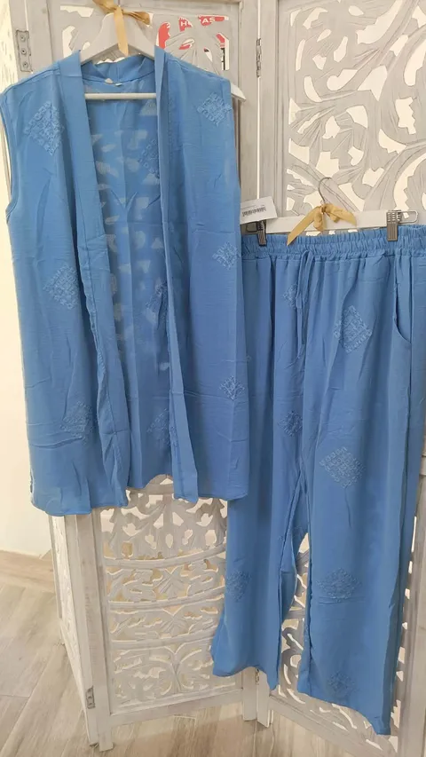 CONJUNTO DE DOS PIEZAS ESTAMPADO GEOMÉTRICO CELESTE M.ESTA-GEO10 1 Conjunto dos piezas celeste con blusa abierta de estampado geométrico y pantalón de cintura elástica