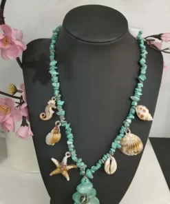 Collar de caracola verde mar con cuentas turquesa y colgantes marinos
