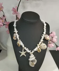 Collar de cuentas beige playero con caballito de mar, estrella y conchas
