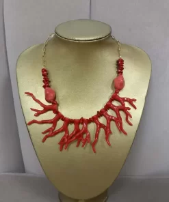 Collar de corales rojos con piedras del mismo tono, bisutería ligera para el verano