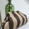 BOLSO DE MANO TIPO CLUTCH ESTAMPADO RAYAS MARRÓN CHOCOLATE M.BOL-RAY 5 Bolso clutch rayas marrón chocolate y beige con cadena dorada y cierre de boquilla oculto