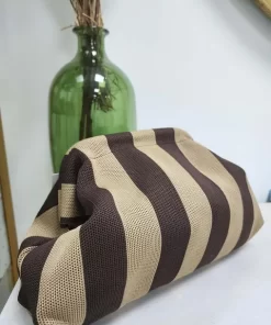 Bolso clutch rayas marrón chocolate y beige con cadena dorada y cierre de boquilla oculto