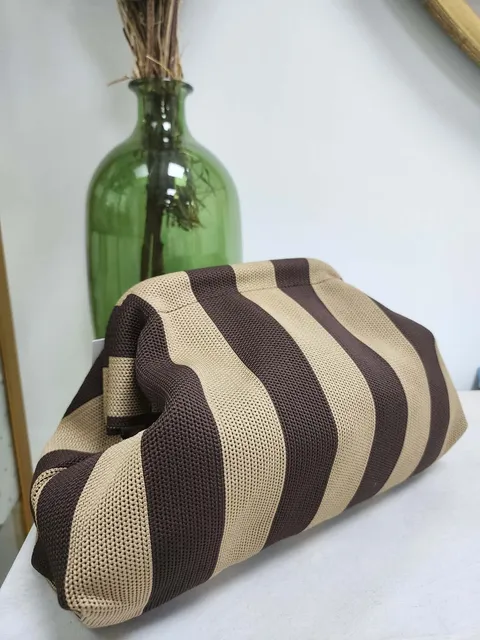 BOLSO DE MANO TIPO CLUTCH ESTAMPADO RAYAS MARRÓN CHOCOLATE M.BOL-RAY 1 Bolso clutch rayas marrón chocolate y beige con cadena dorada y cierre de boquilla oculto