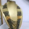 COLLAR MAXI EN TONO GRIS OSCURO Y DORADO M.MAXI-GYD 5 Collar babero gris oscuro con hileras de cuentas y detalles tubulares en metal dorado