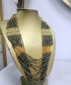 COLLAR MAXI EN TONO GRIS OSCURO  Y DORADO M.MAXI-GYD